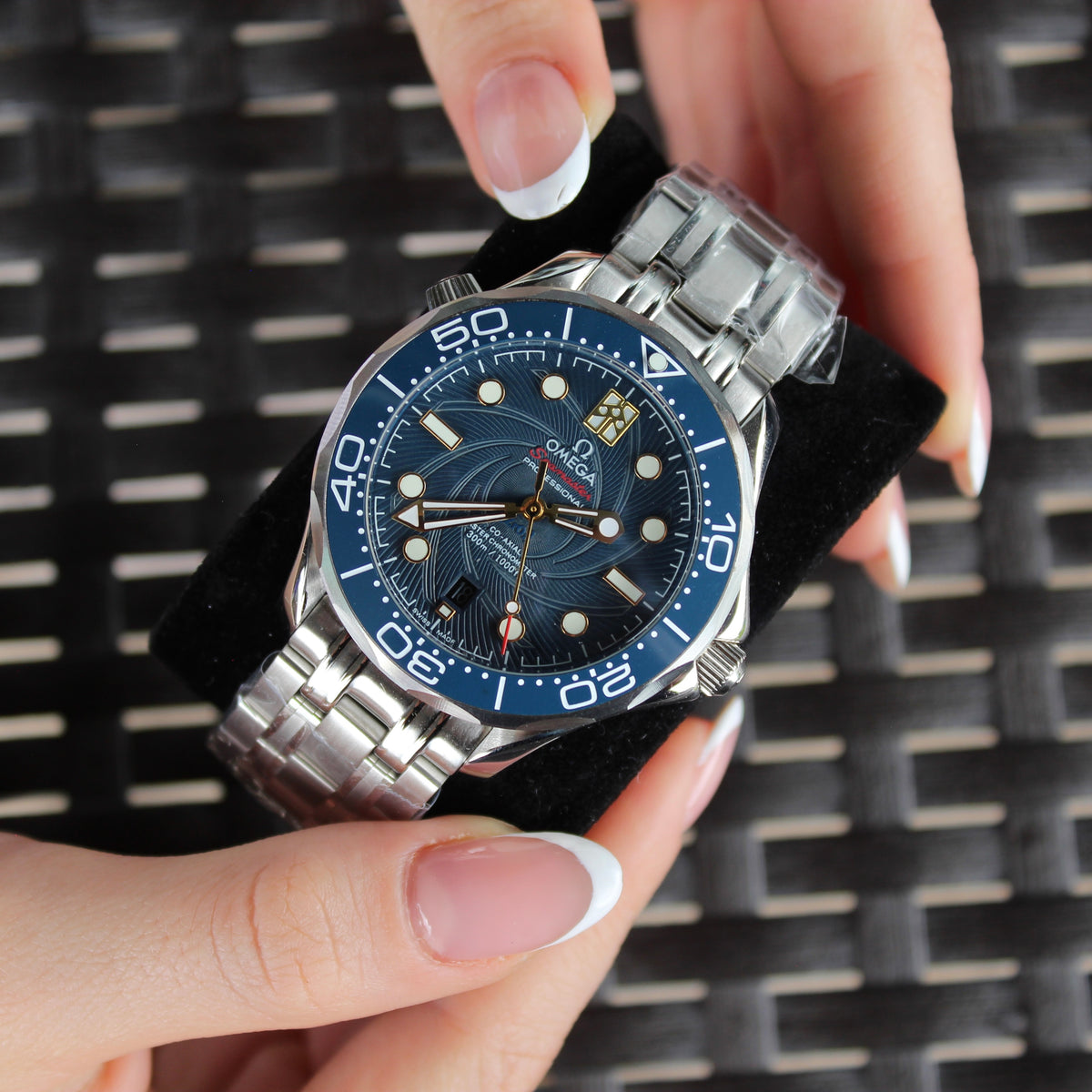O-MEGA SEAMASTER 007